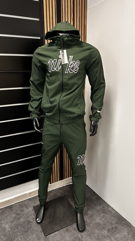 Chandal verde bosque logo negro contorno blanco