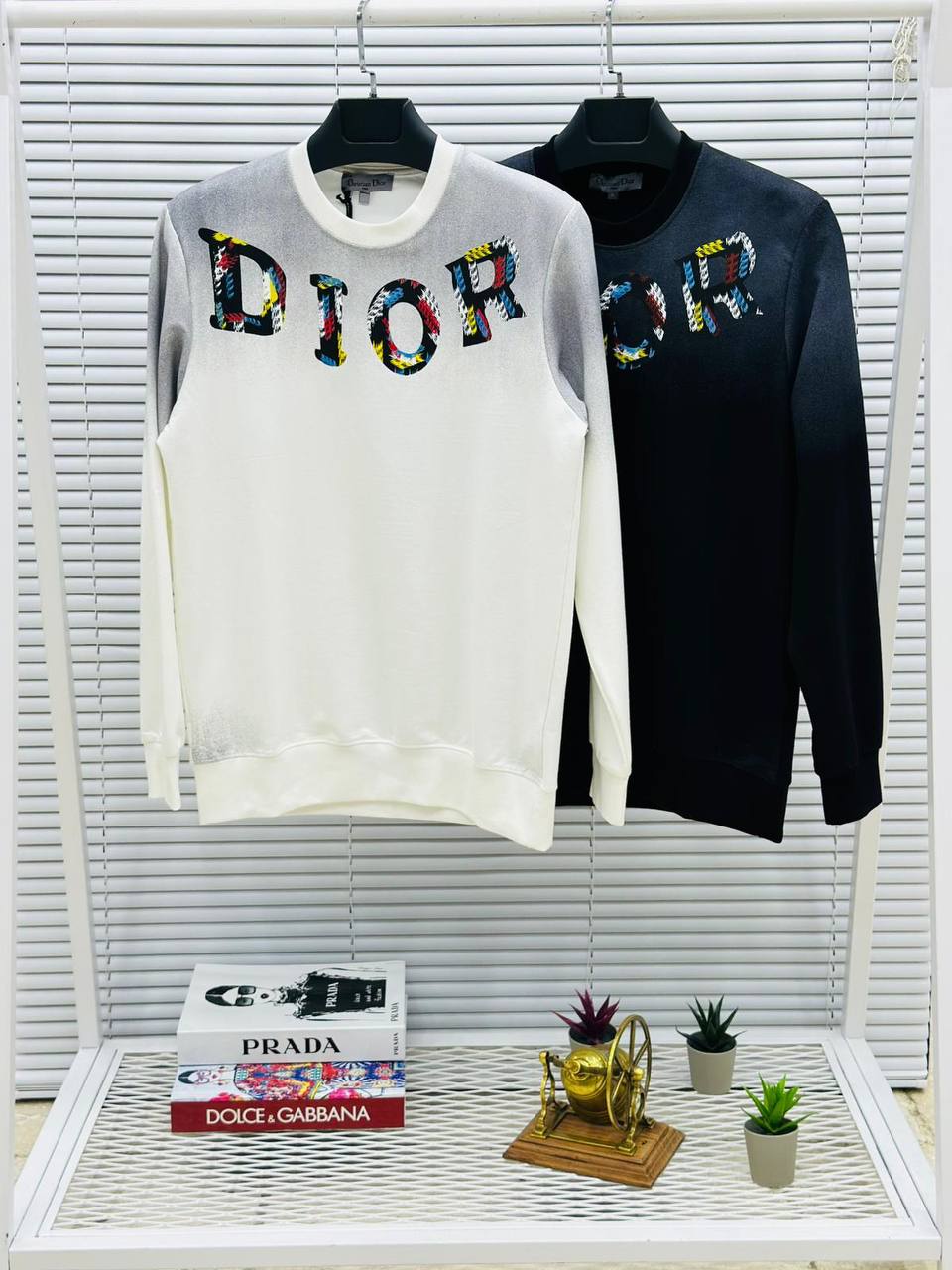 Sudadera Dior blanco logo negro detalles colores