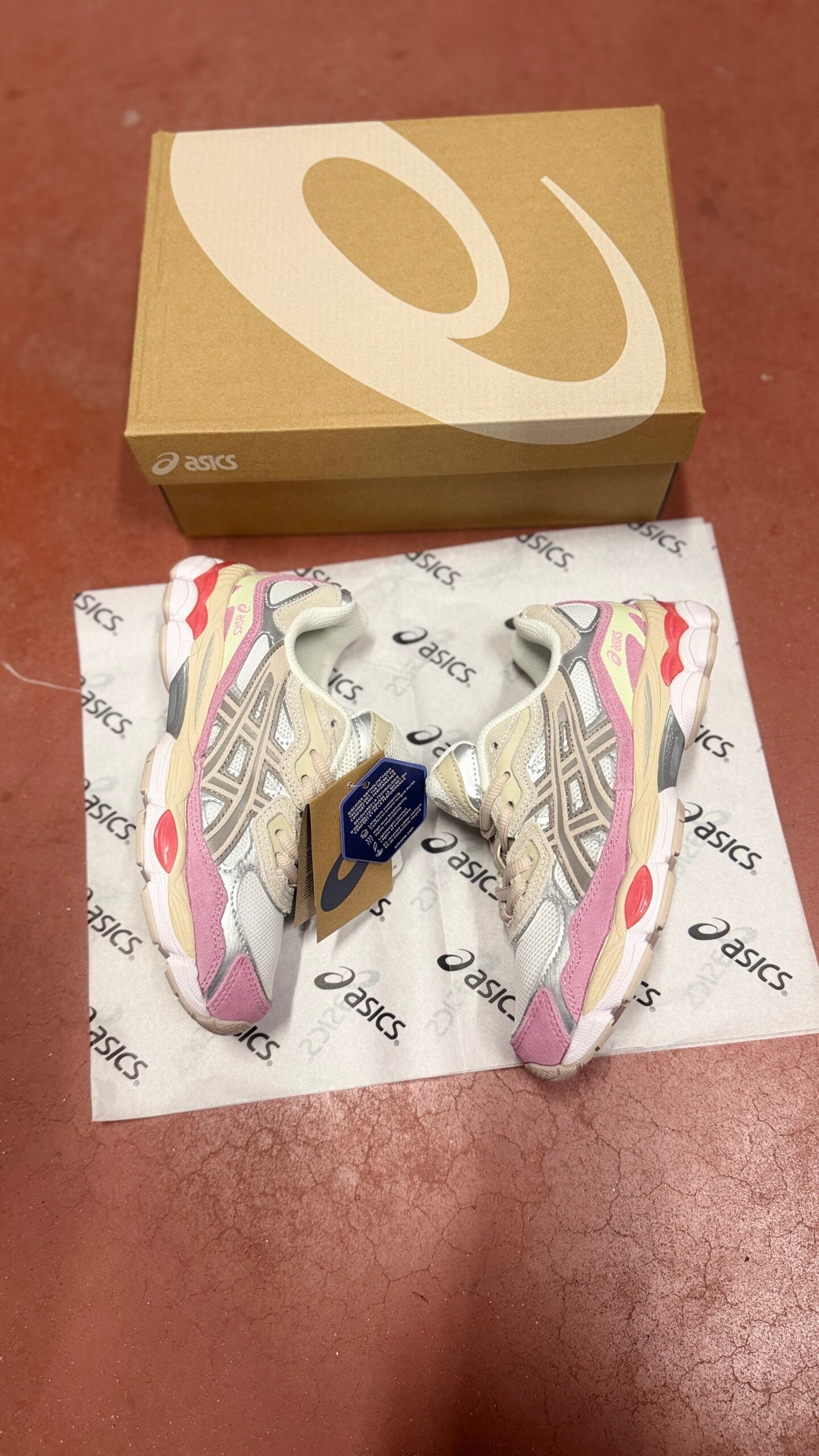 Asics Gel NYC rosas logo beige