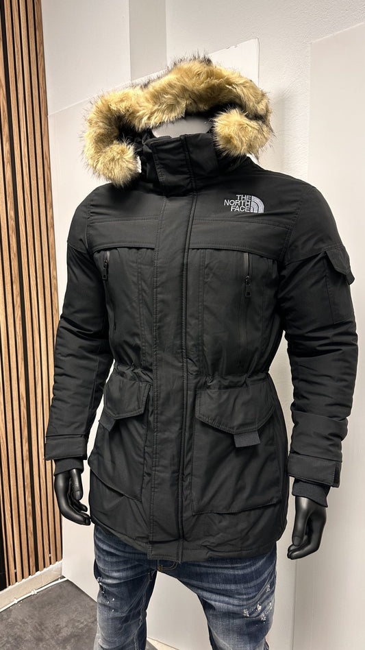 Abrigo North Face negro logo blanco gorro pelo