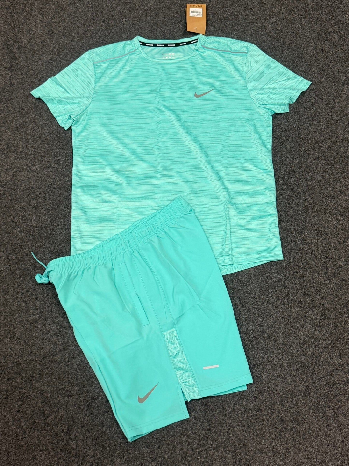 Conjunto nike azul claro logo gris