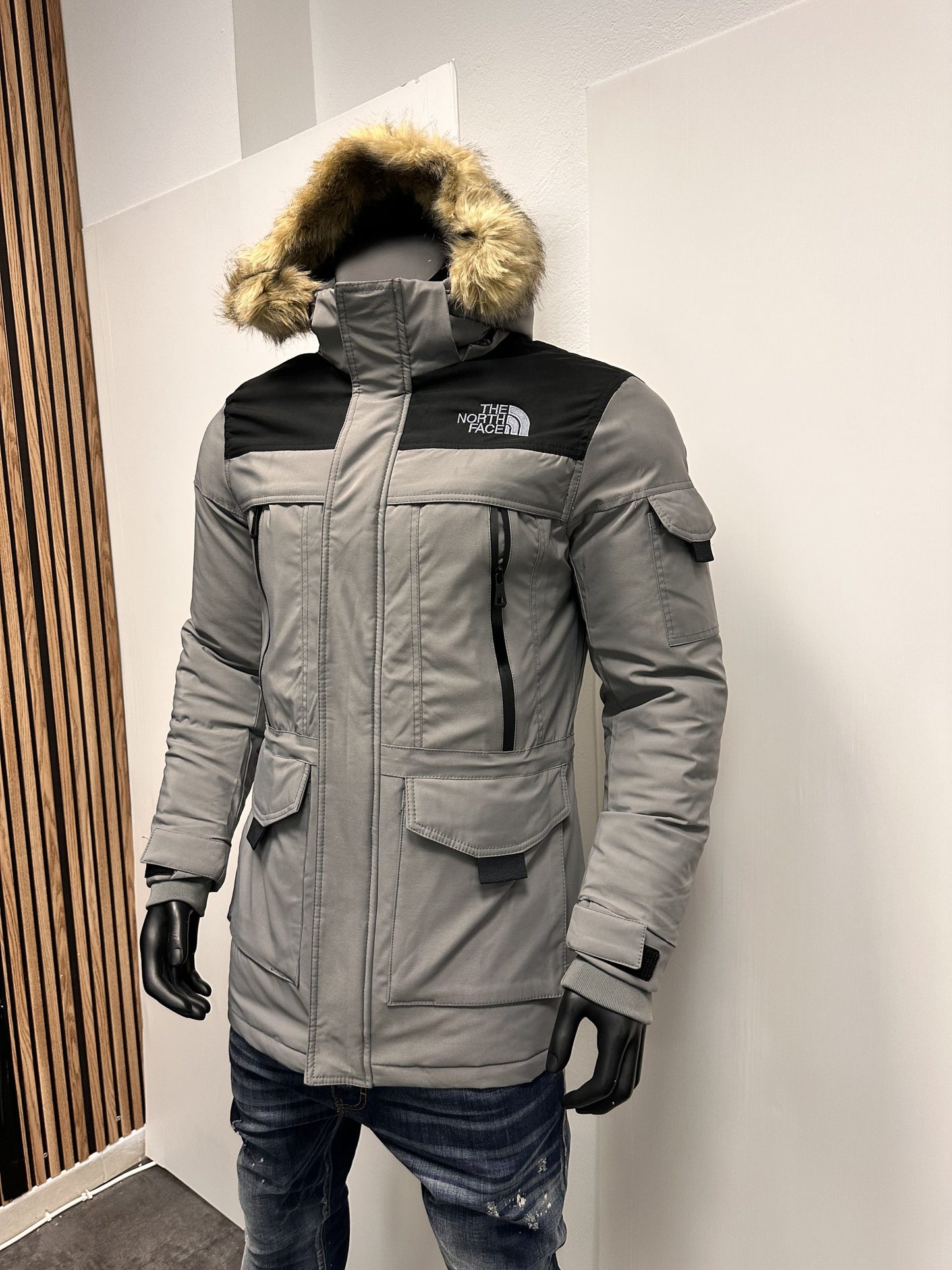 Abrigo North Face gris y negro logo blanco