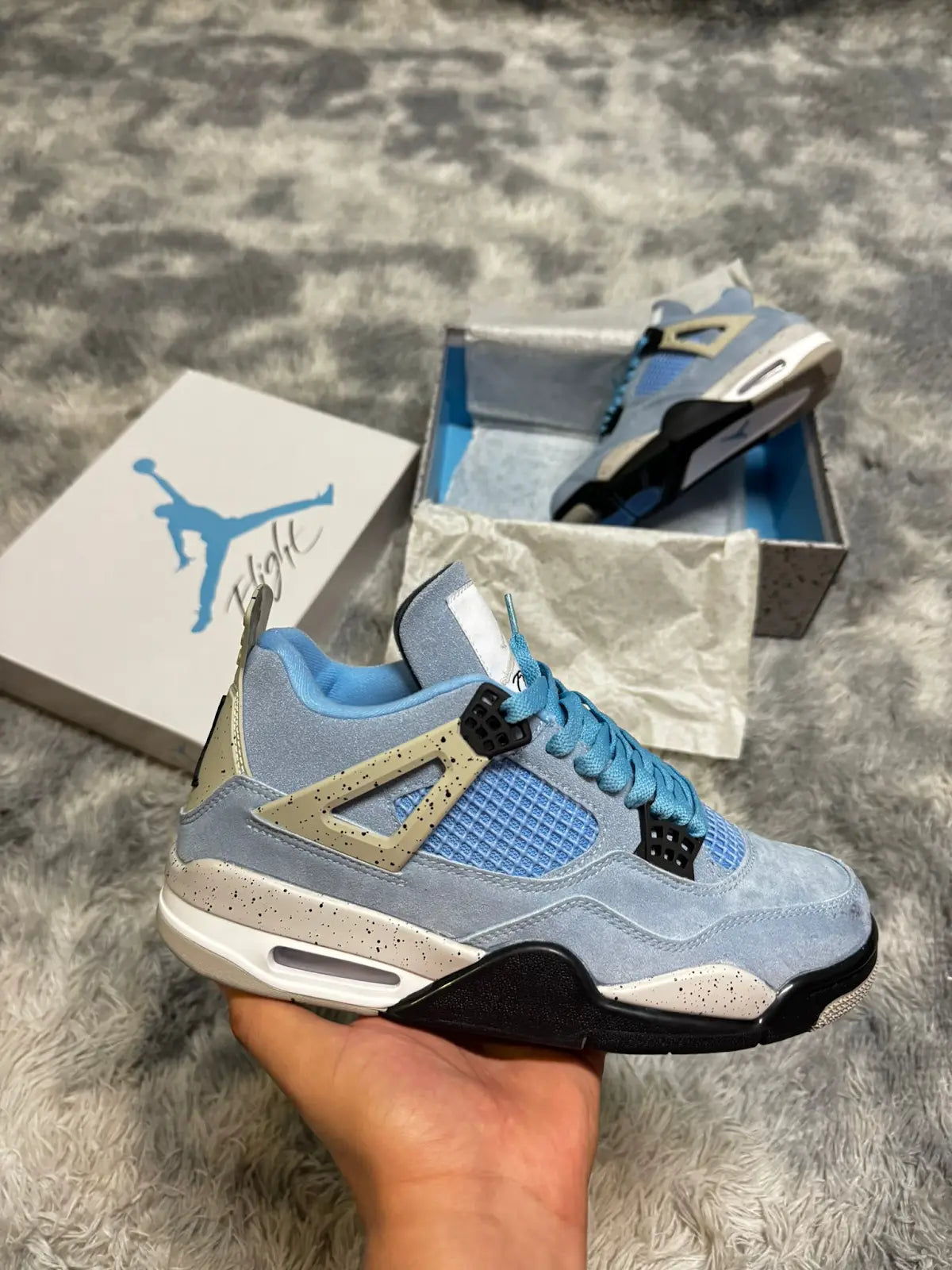 Jordan 4 azul detalles grises
