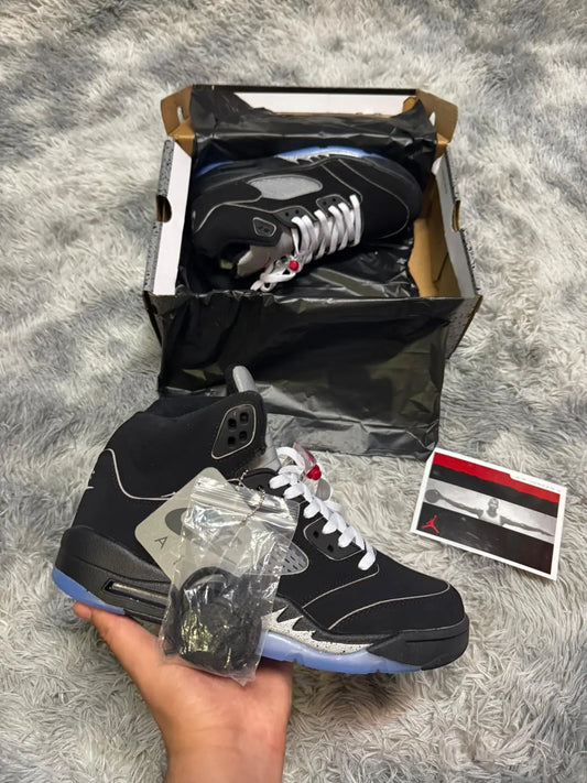 Jordan 5 negras detalles grises logo rojo
