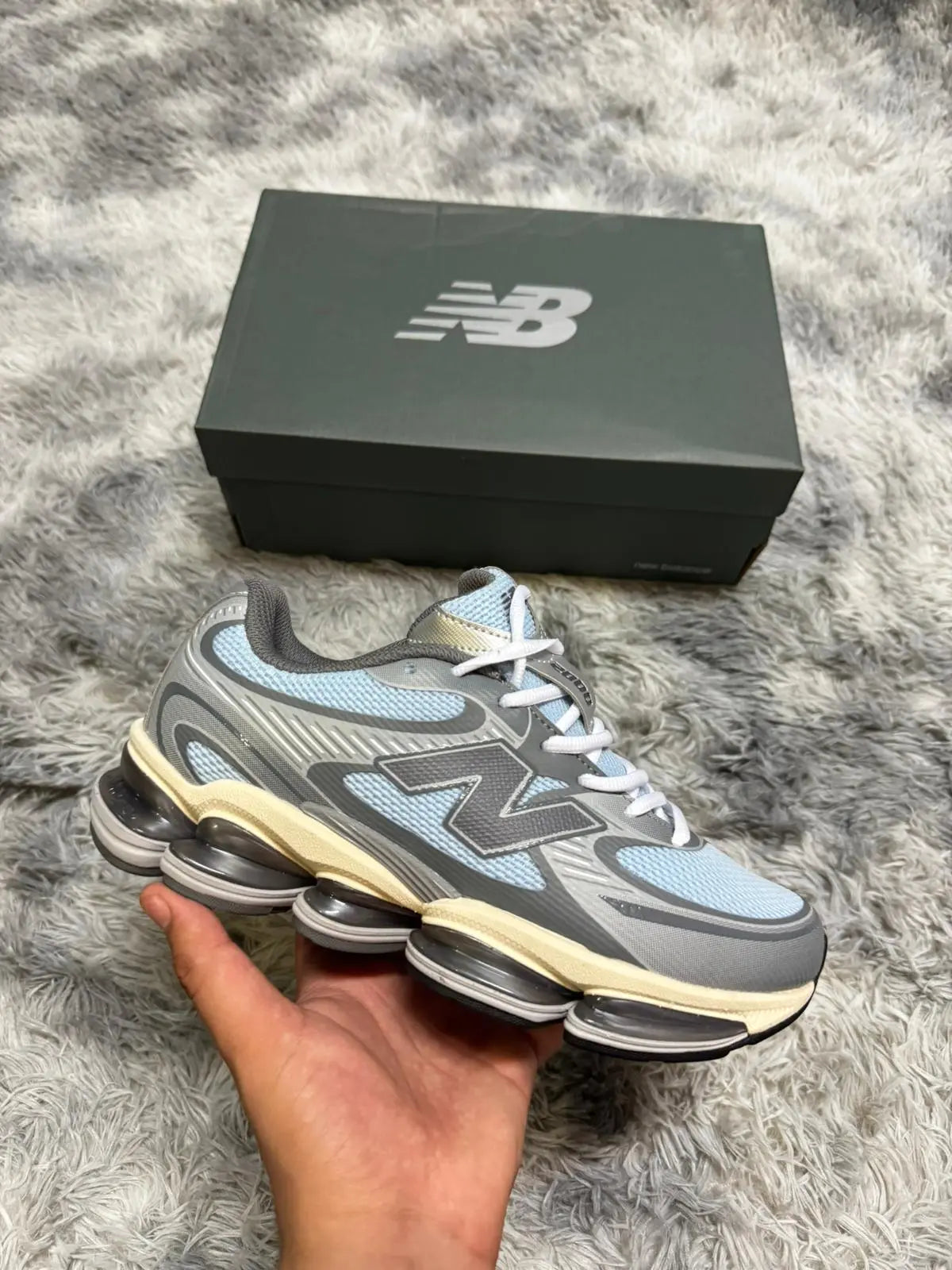 New Balance 2000 grises detalles azules