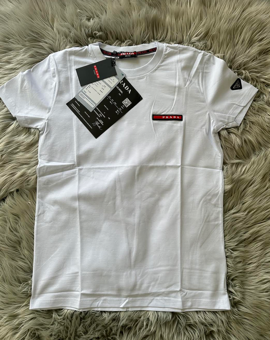 Camiseta blanca prada logo rojo