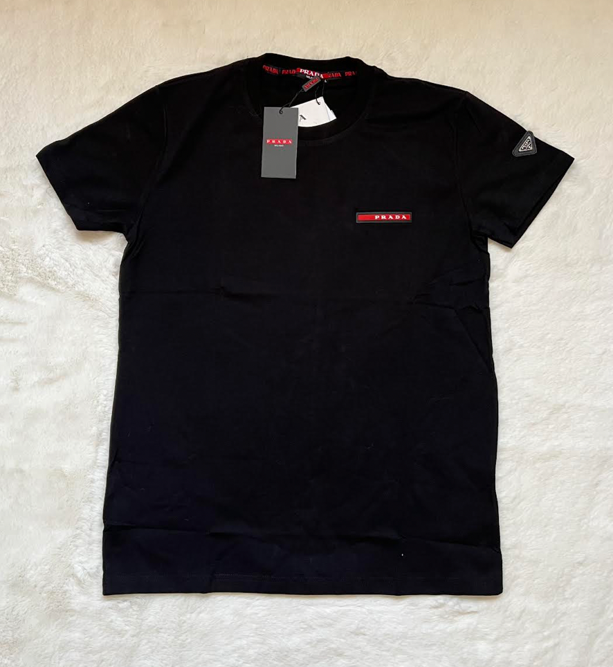 Camiseta negro prada logo rojo