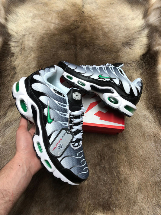 NIKE TN gris logo verde detalles negros y blancos