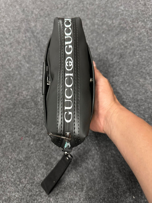 Bolso de mano gucci negro logo blanco