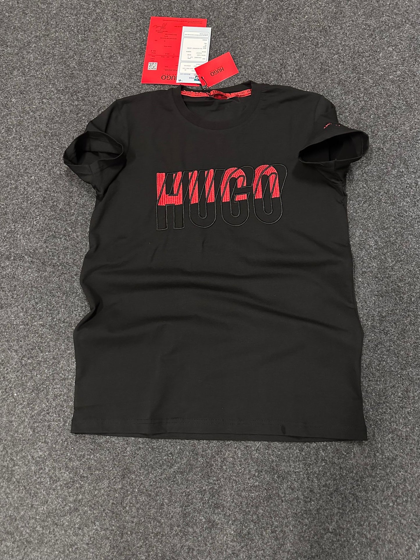 Camiseta hugo boss negro logo rojo y negro