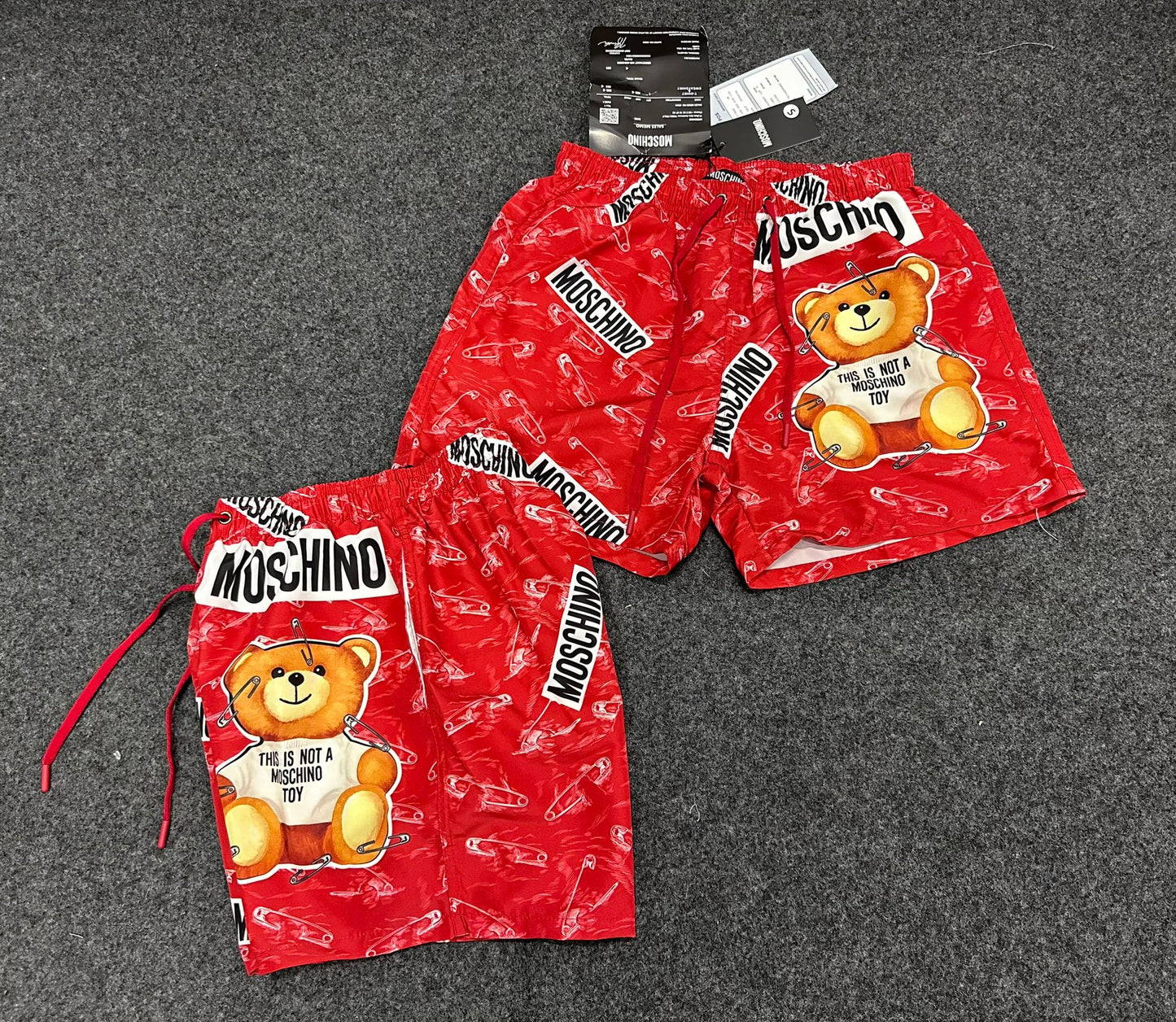 Bañador moschino rojo logo negro