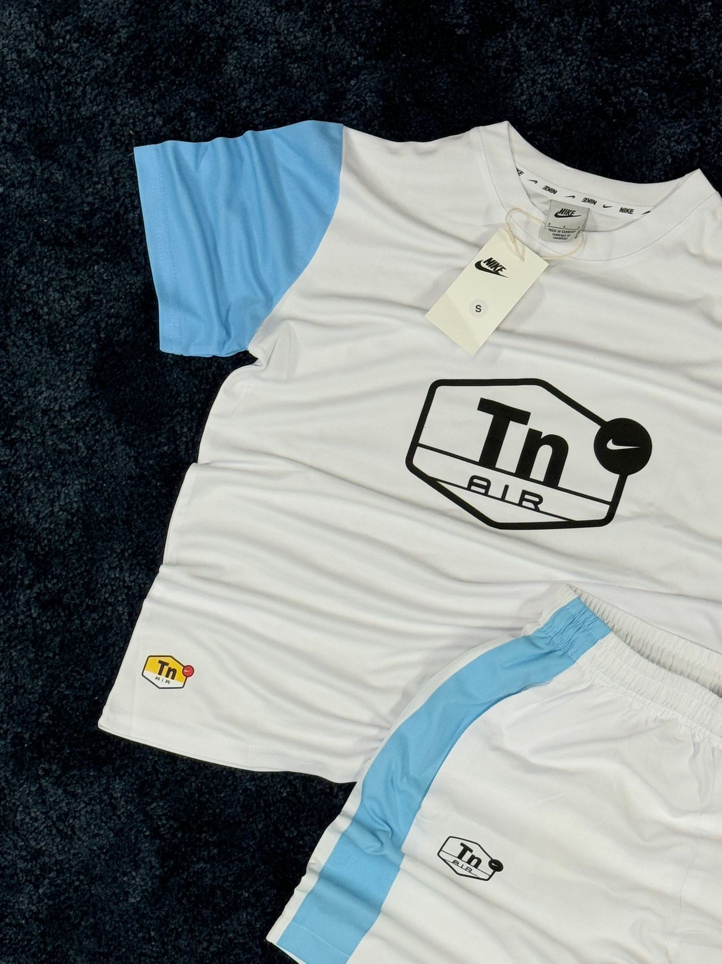 Conjunto nike tn blanco logo negro detalles azules