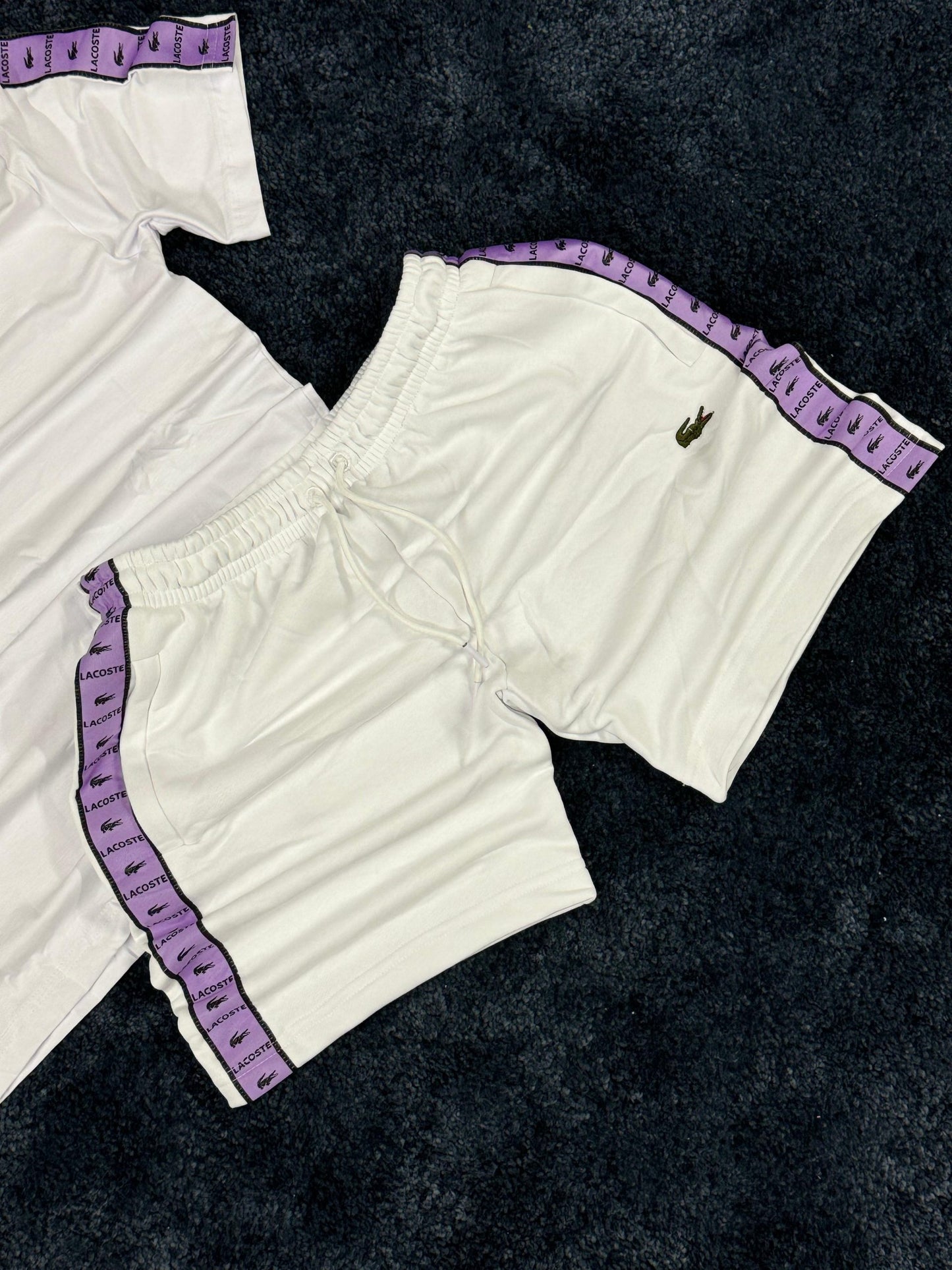 Conjunto lacoste blanco líneas moradas