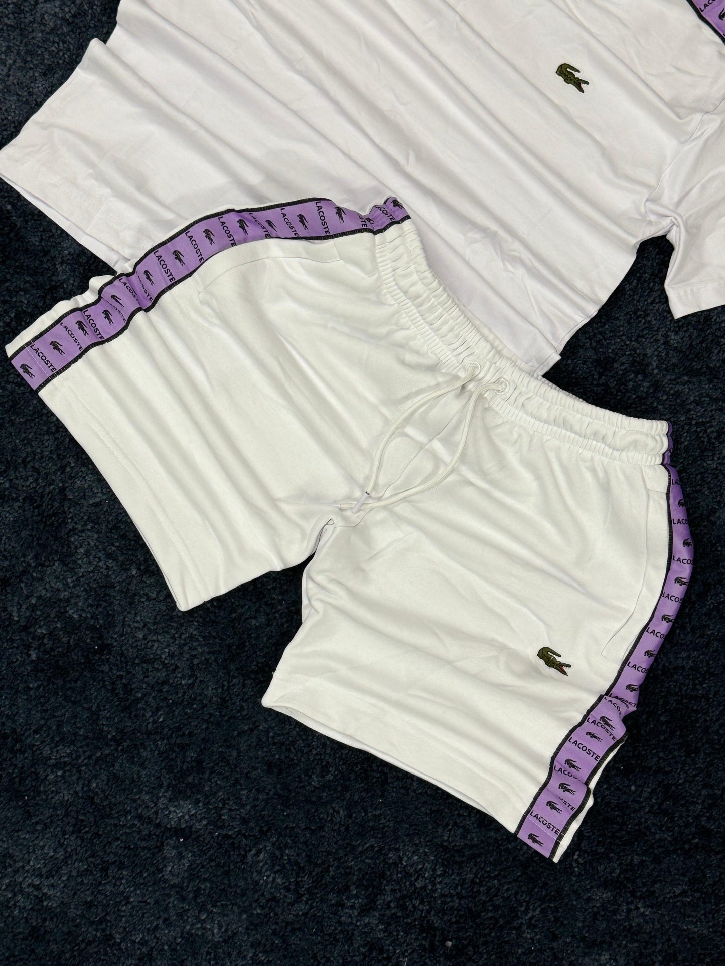 Conjunto lacoste blanco líneas moradas