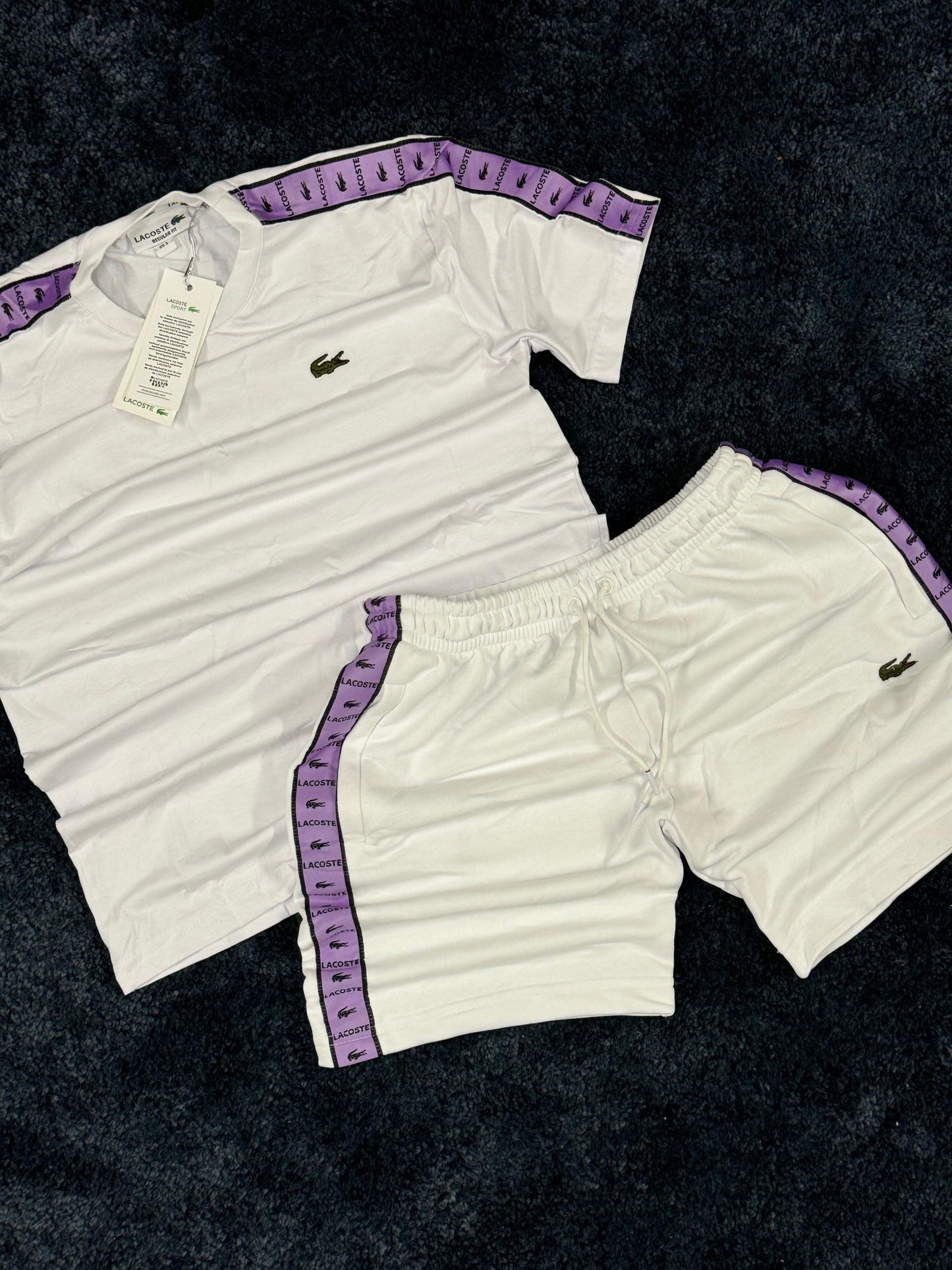 Conjunto lacoste blanco líneas moradas