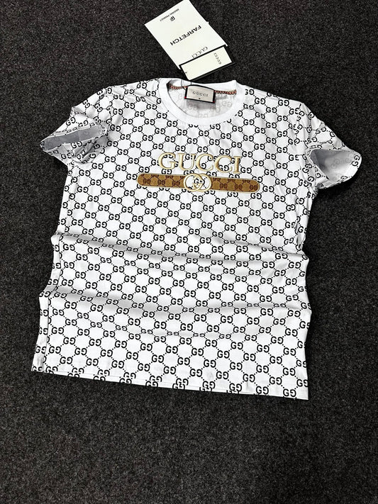 Camiseta gucci blanco y negro logo dorado