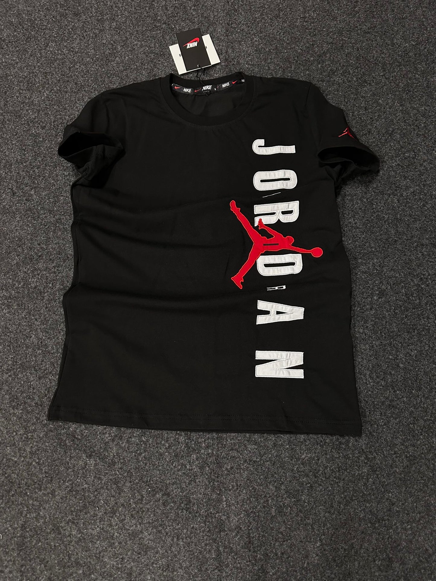 Camiseta Jordan negra logo lateral