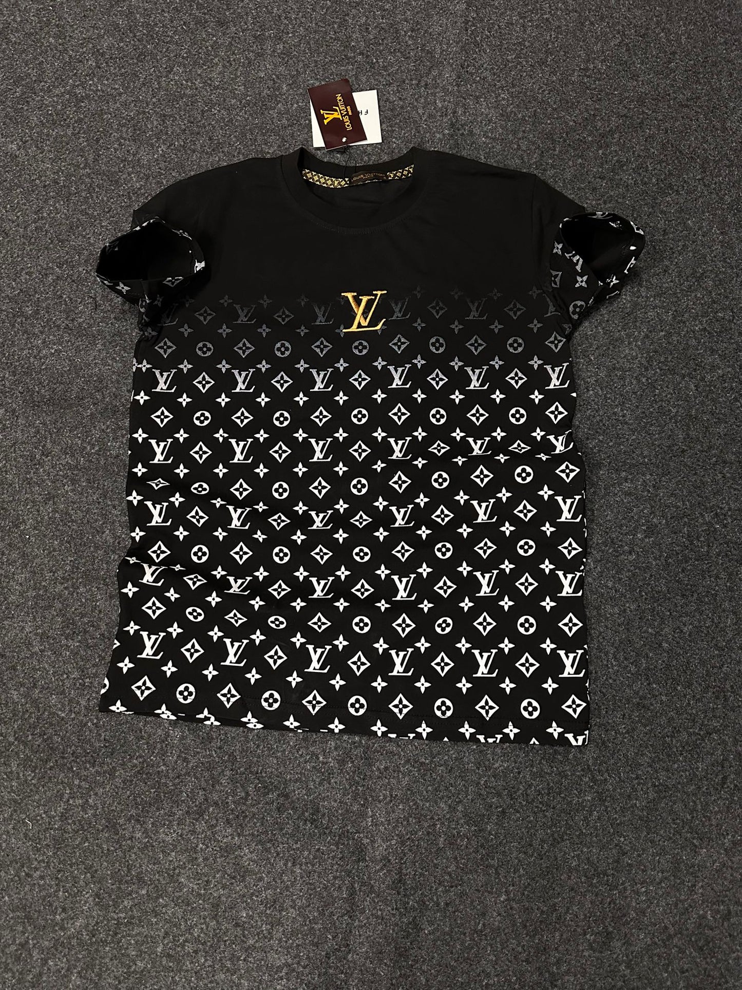 Camiseta lv negra y blanca logo dorado