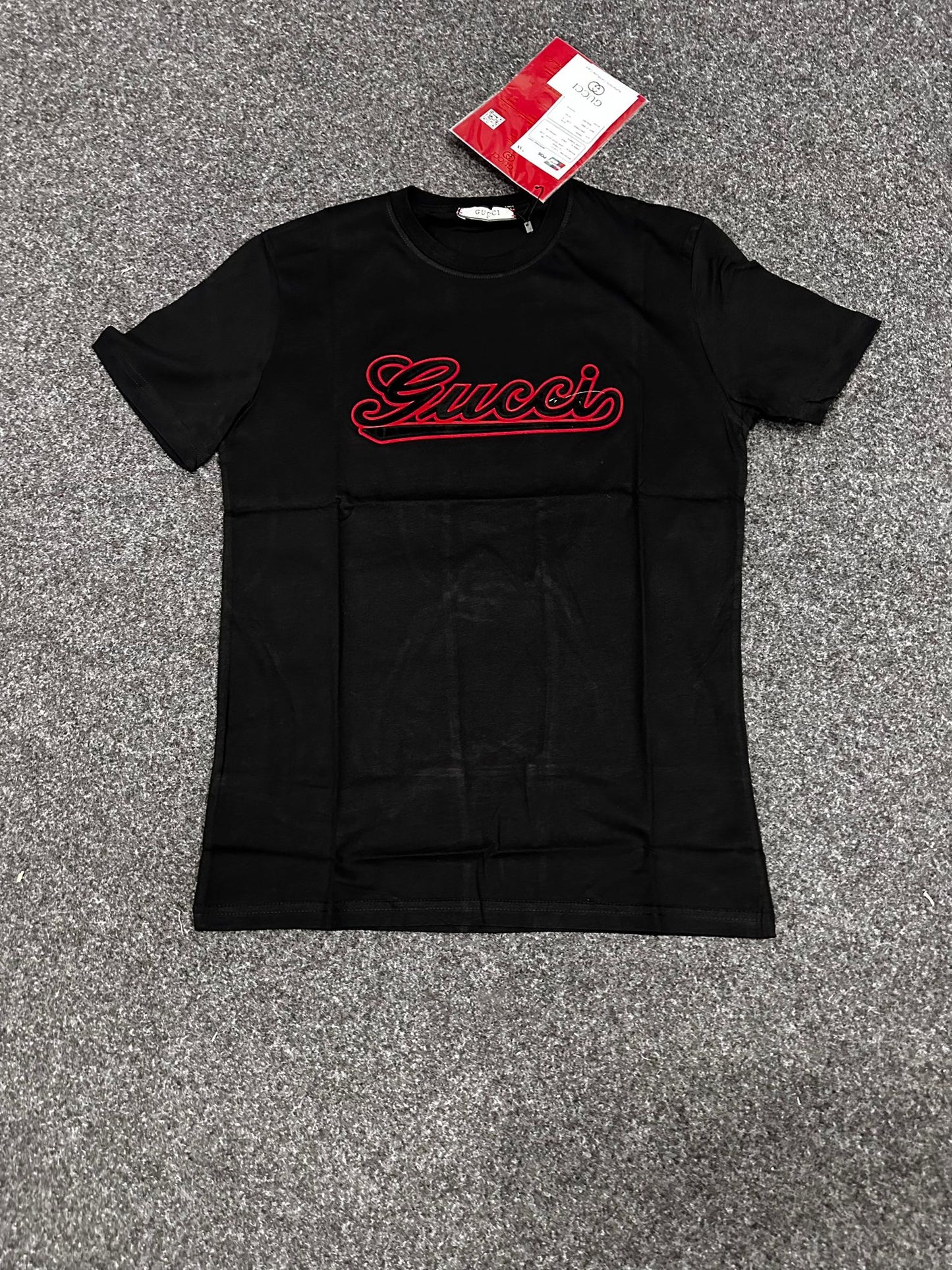 Camiseta gucci negra logo rojo