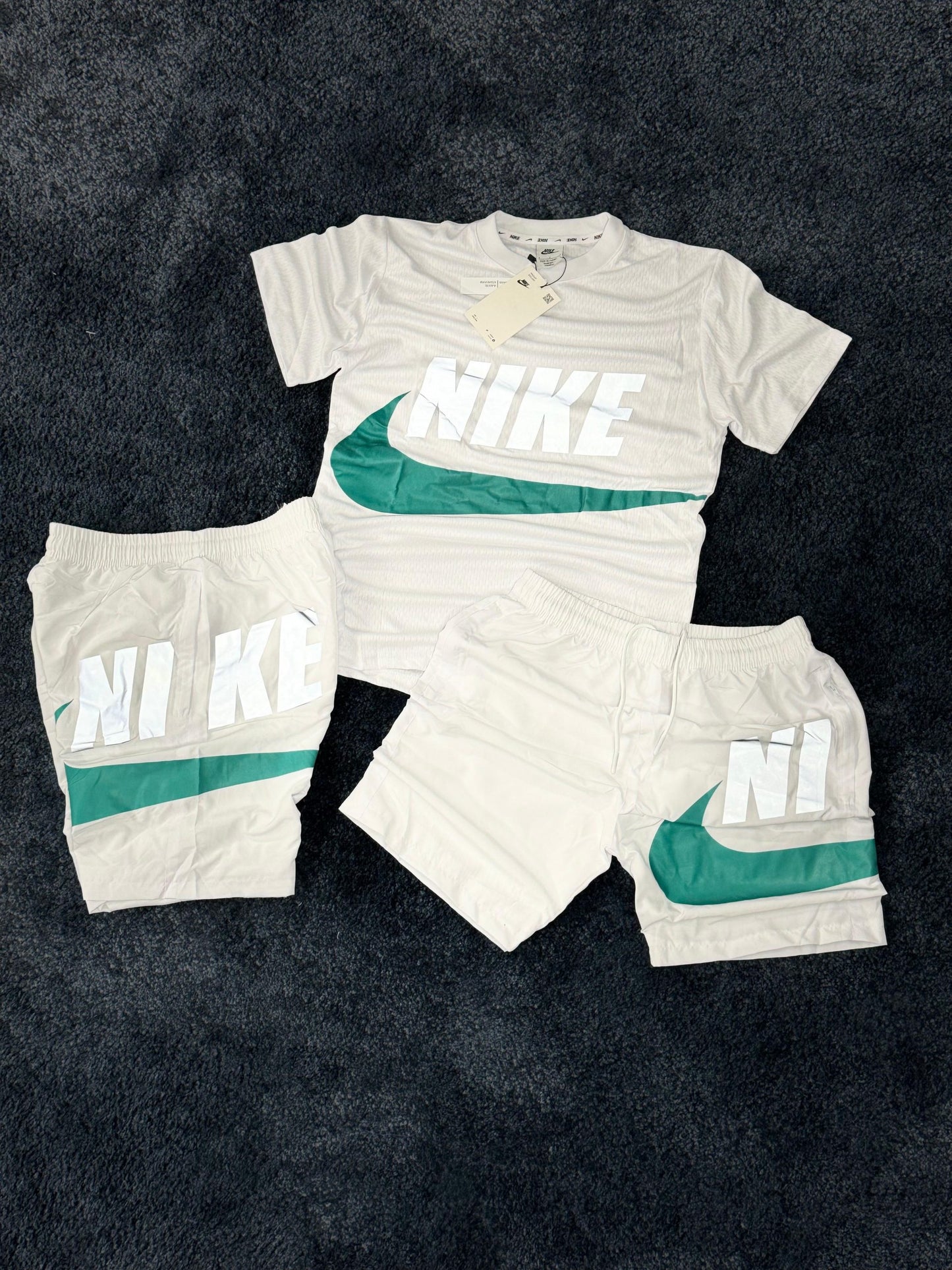 Conjunto nike logo blanco y verde reflectante