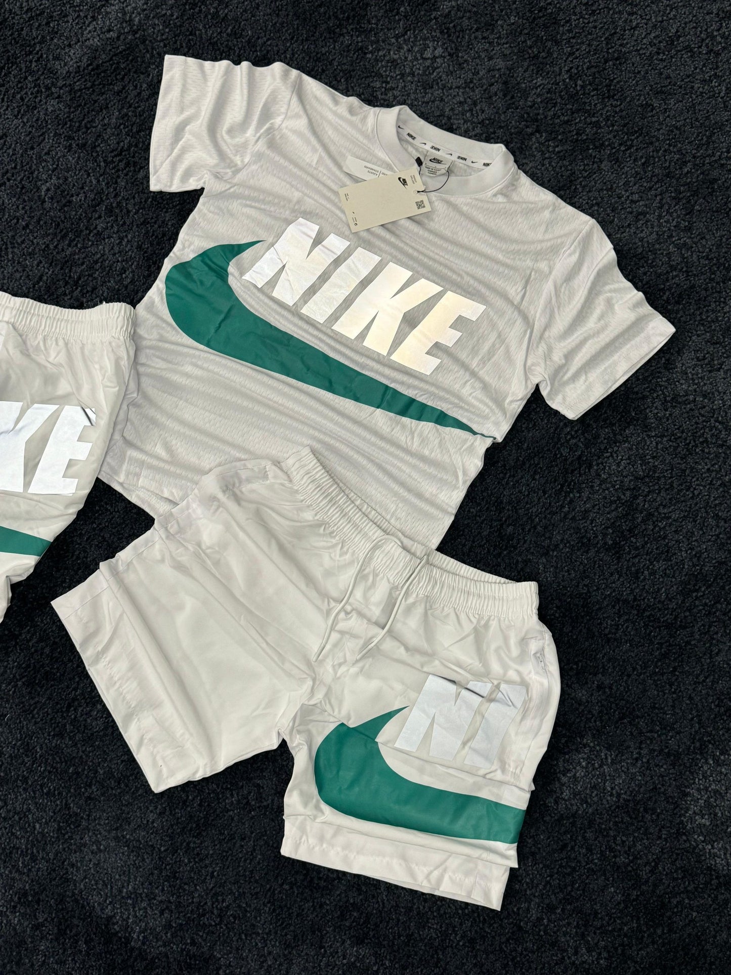 Conjunto nike logo blanco y verde reflectante