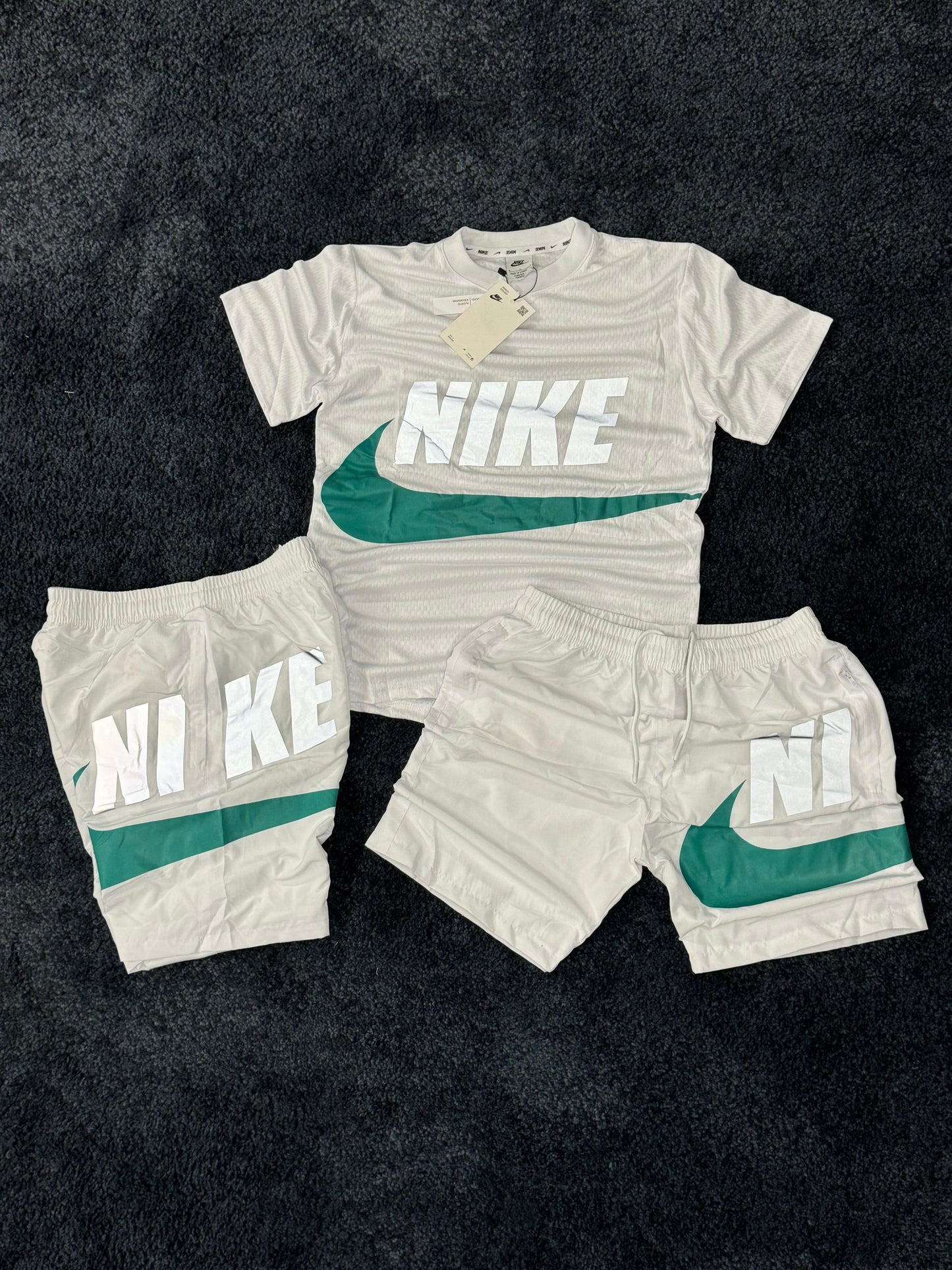 Conjunto nike logo blanco y verde reflectante