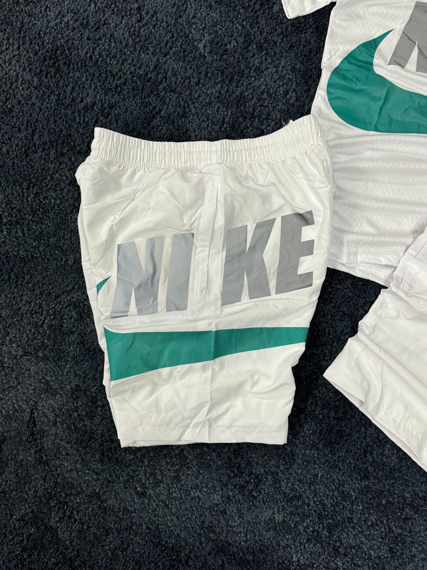 Conjunto nike logo blanco y verde reflectante