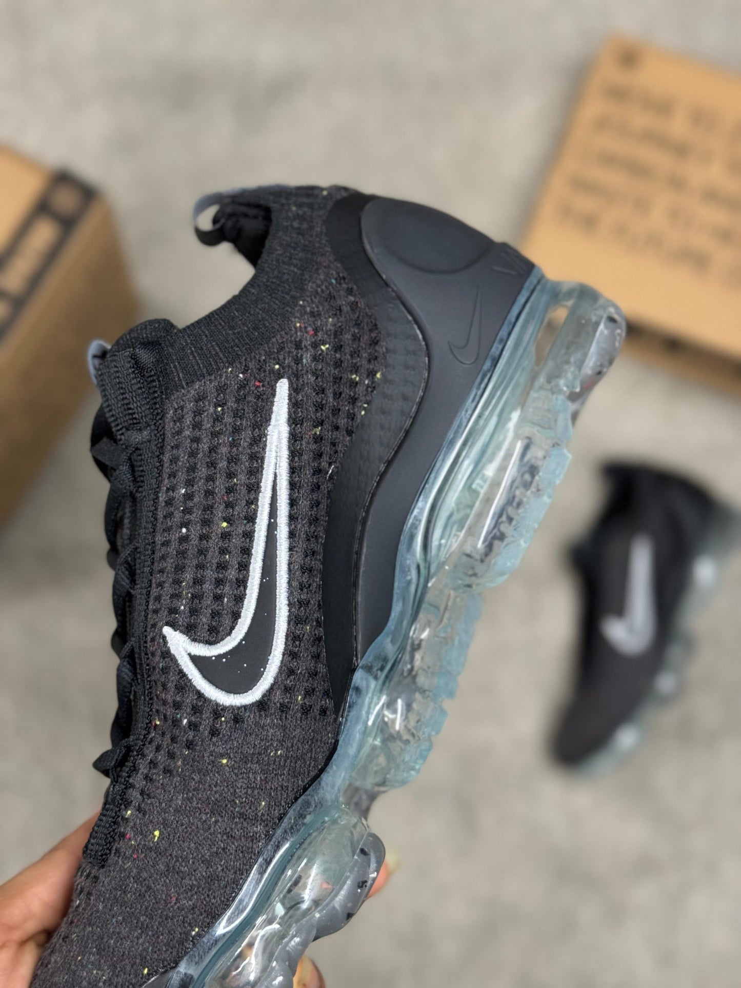 Vapormax negras logo negro contorno blanco