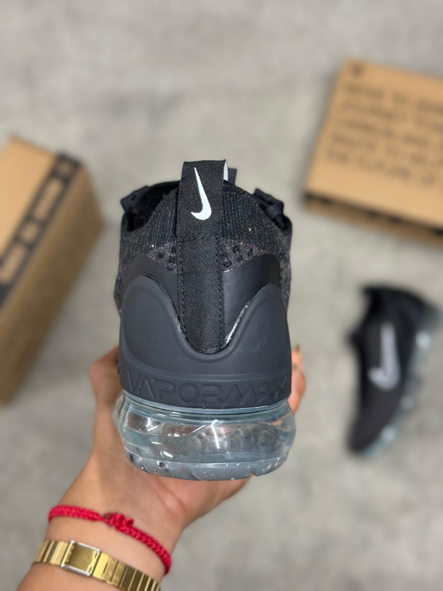 Vapormax negras logo negro contorno blanco