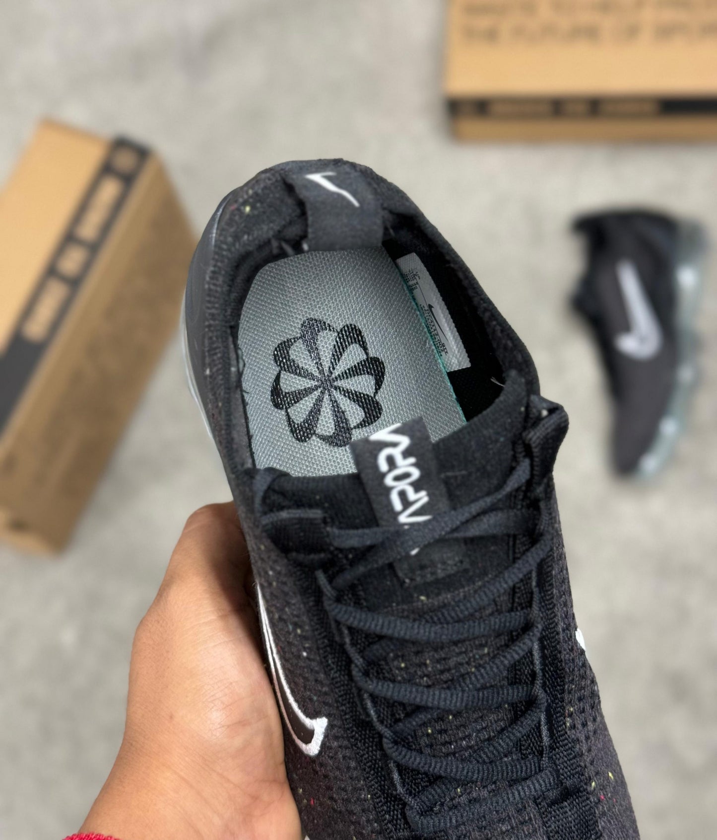 Vapormax negras logo negro contorno blanco