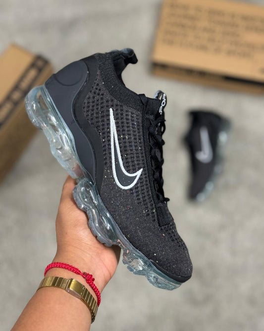 Vapormax negras logo negro contorno blanco