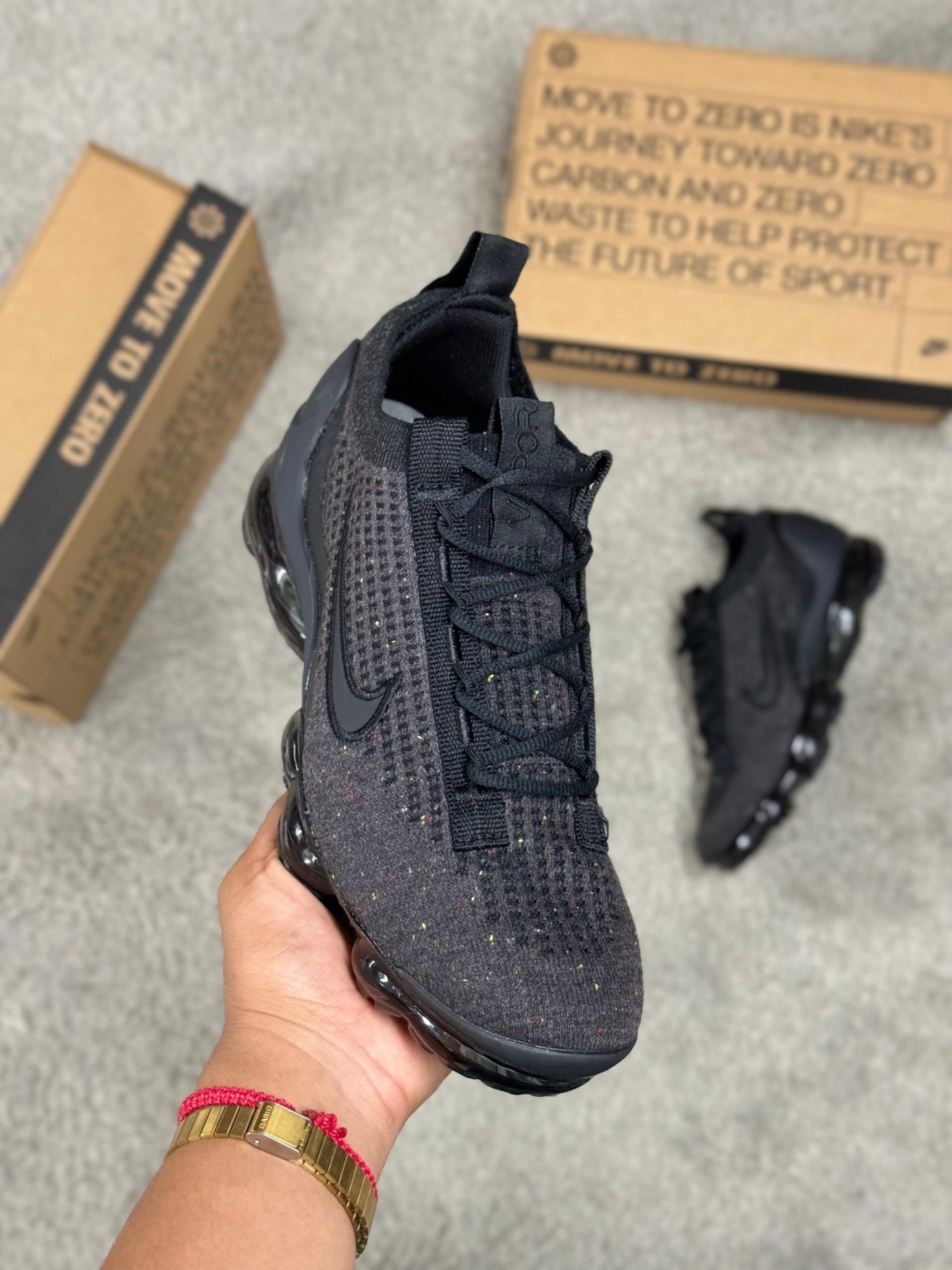 Vapormax gris logo negro