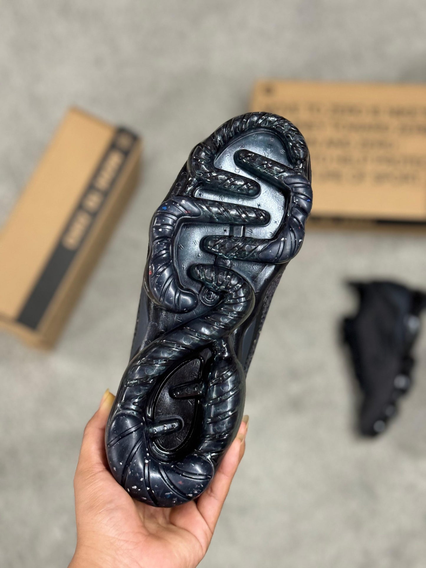 Vapormax gris logo negro