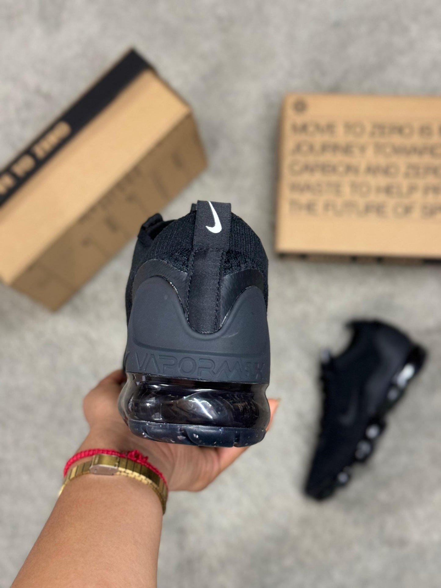 Vapormax negras logo negro