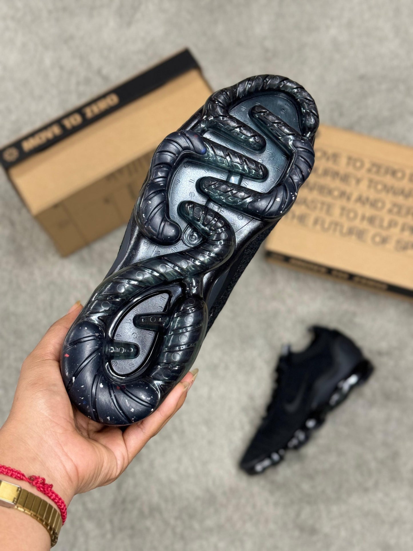 Vapormax negras logo negro