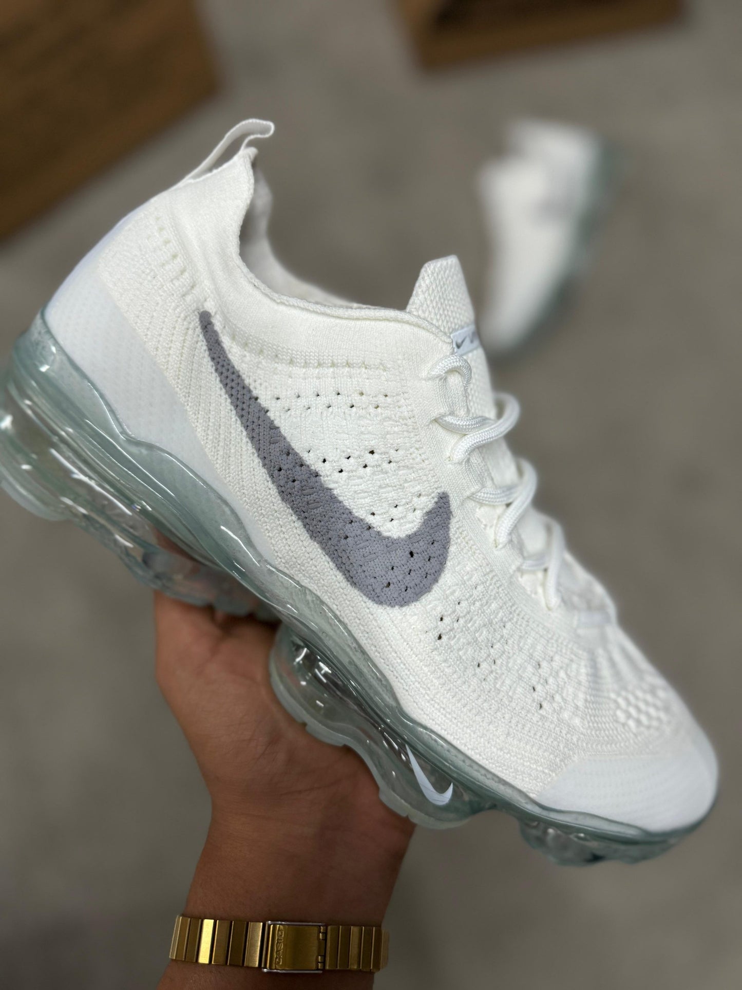 Vapormax blancas logo gris