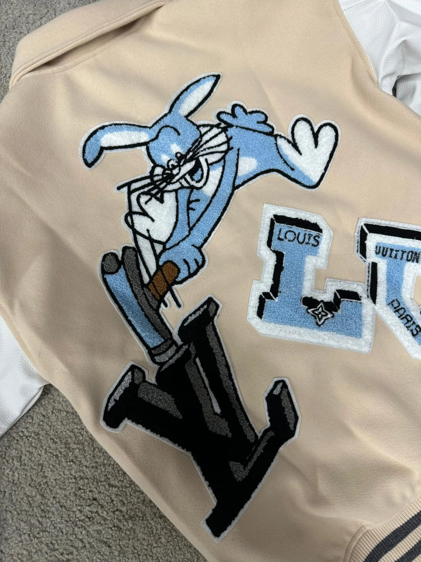 Chaqueta LV beige logo azul detalles blancos