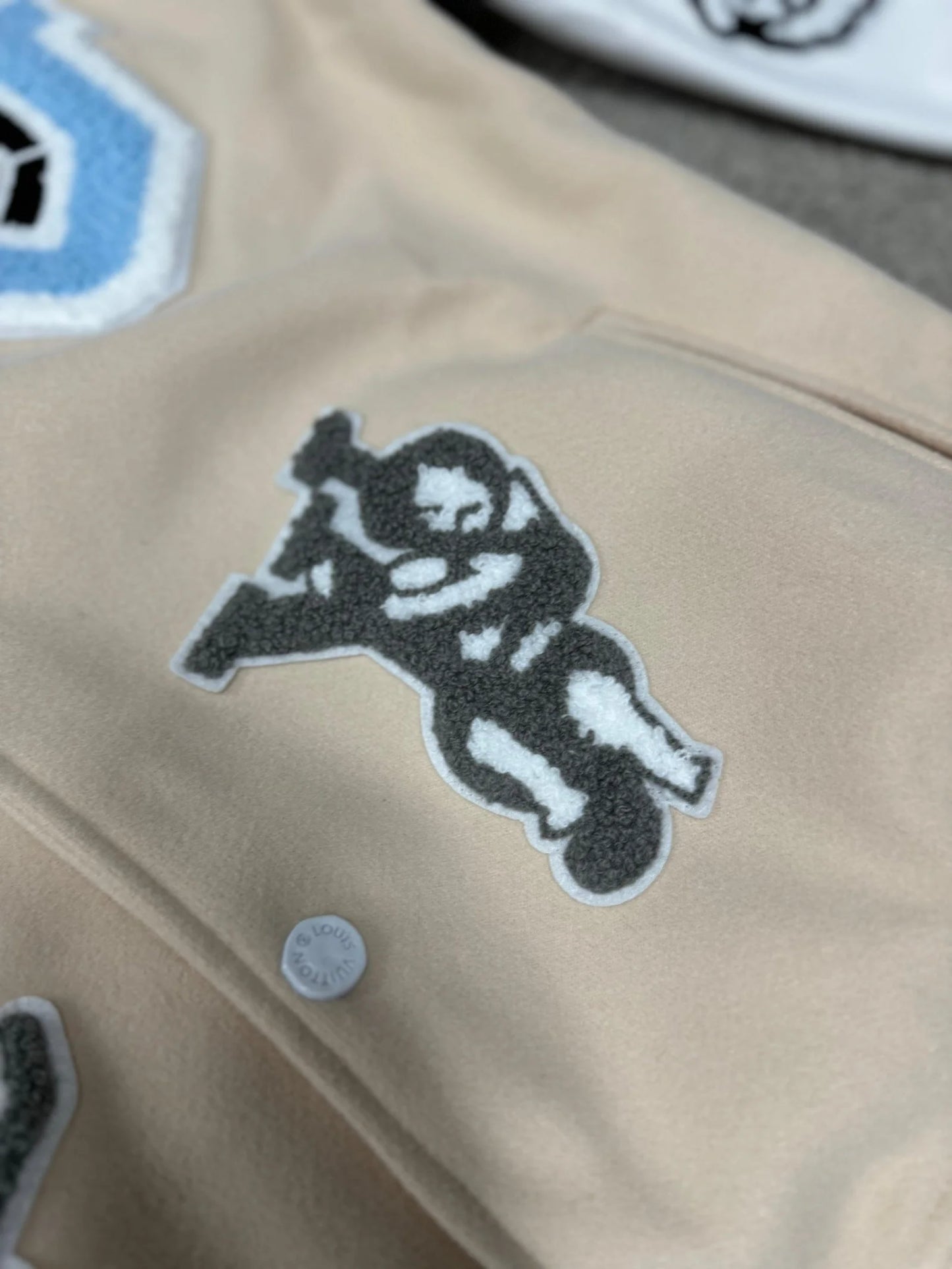 Chaqueta LV beige logo azul detalles blancos