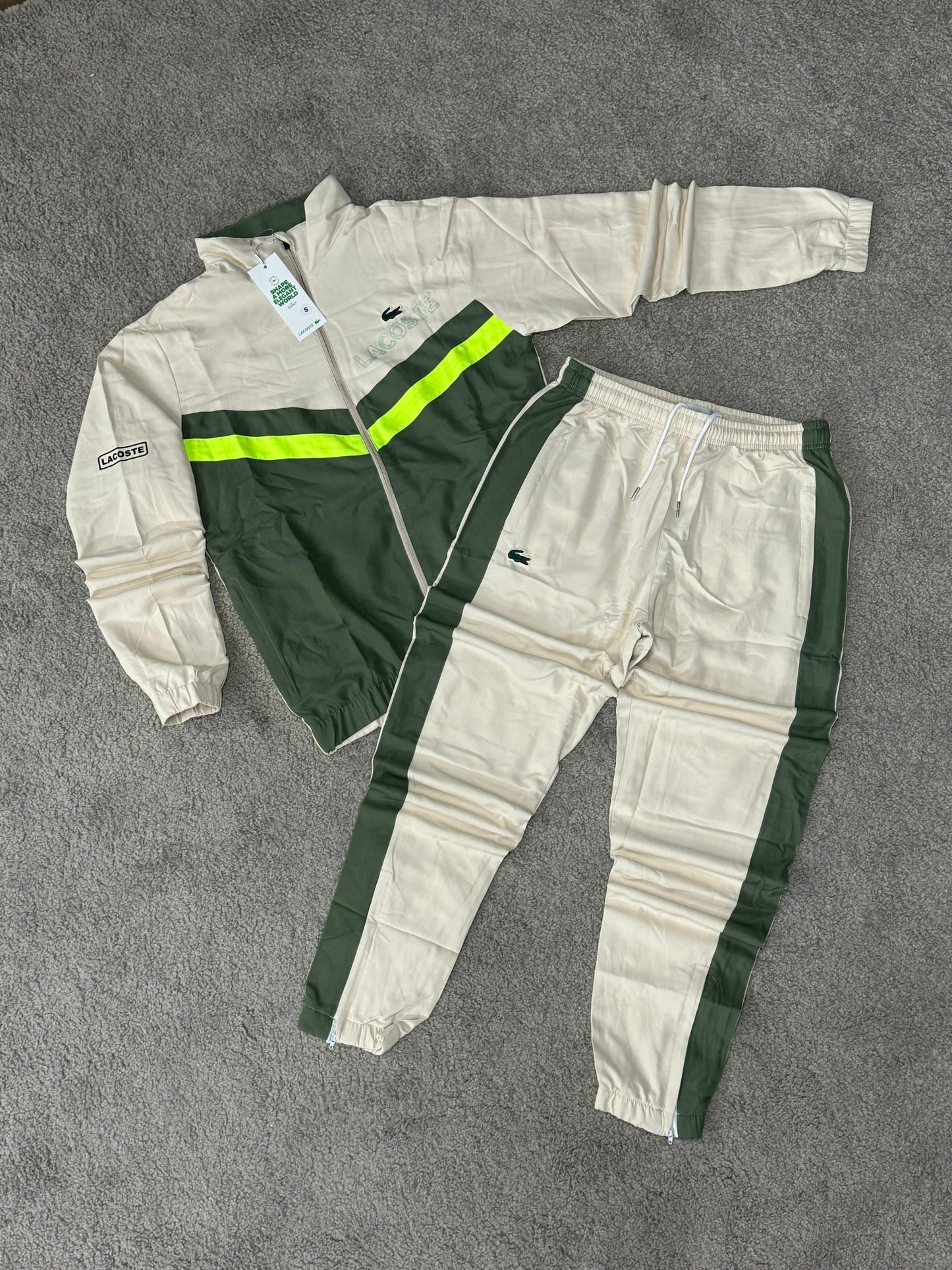 Chandal verde y beige logo verde