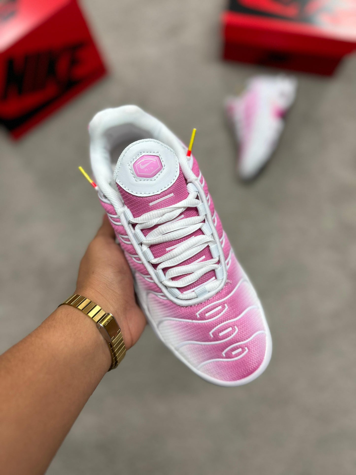 Nike TN blanca y rosa logo blanco contorno rosa