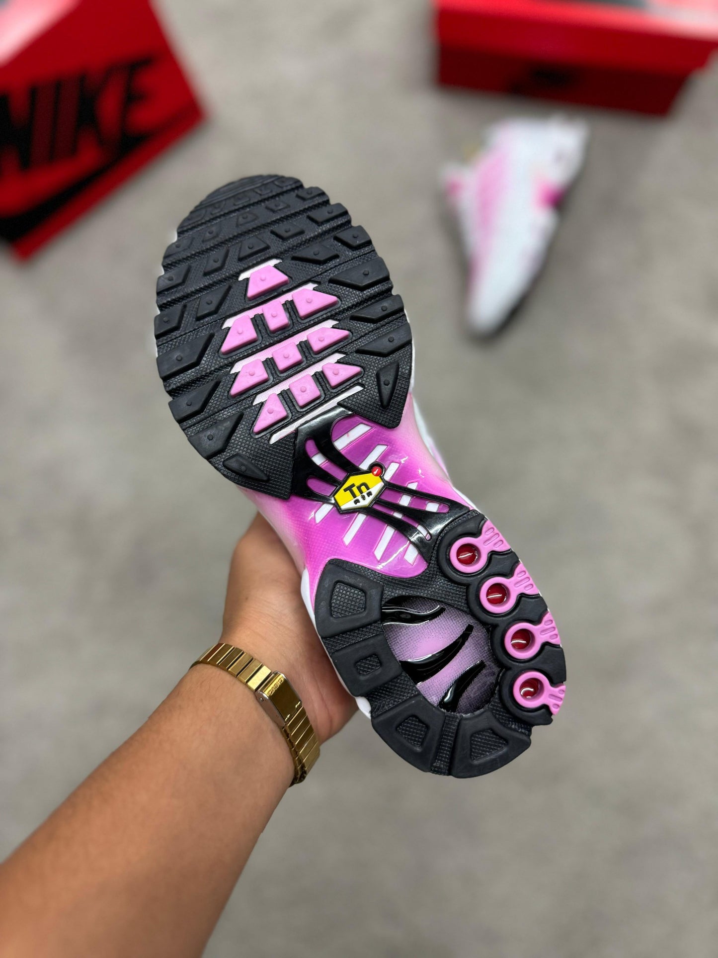 Nike TN blanca y rosa logo blanco contorno rosa