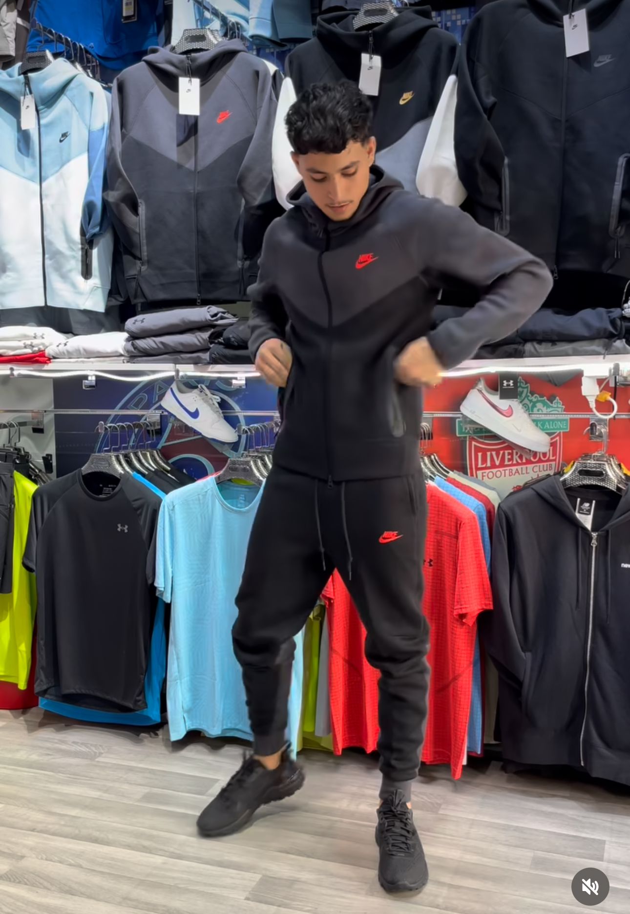 Chandal nike tech negro y gris logo rojo