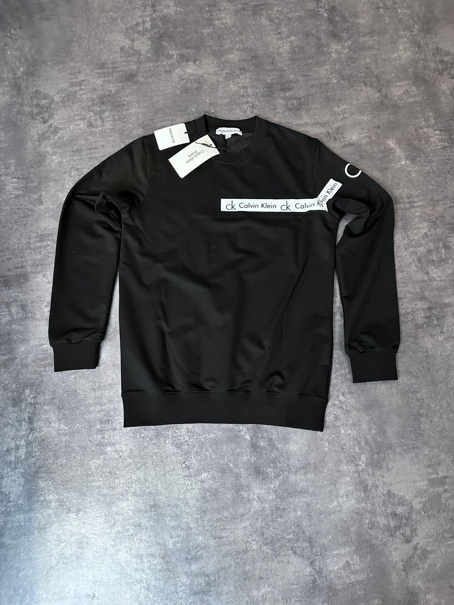 Sudadera Calvin Klein negro contorno blanco logo negro