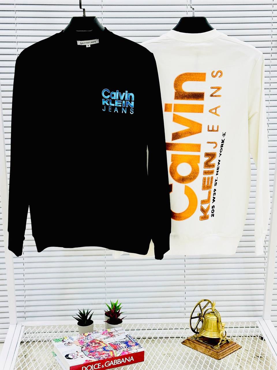 Sudadera Calvin Klein blanco logo naranja