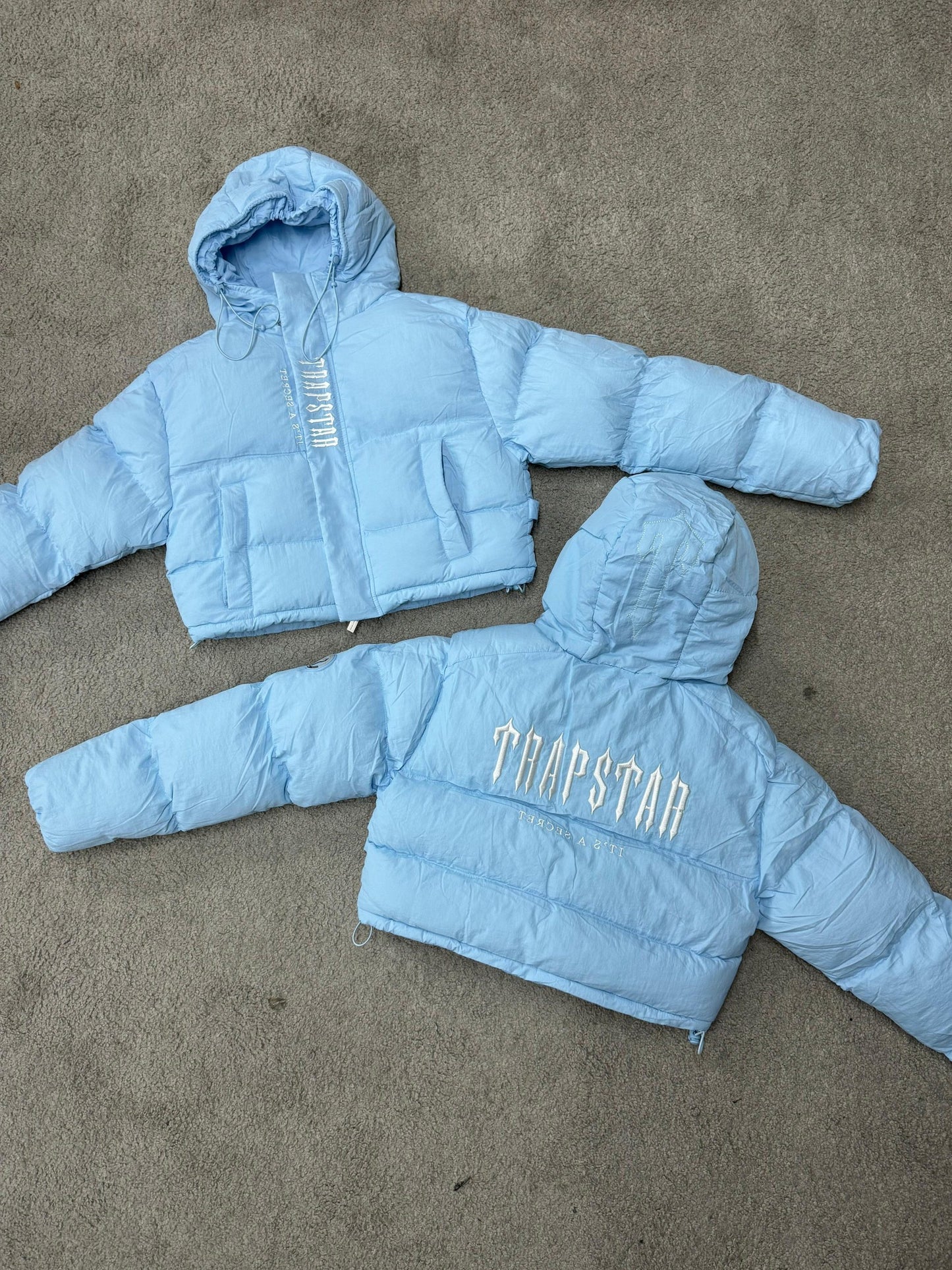 CHAQUETA TRAPSTAR azul claro logo blanco mujer