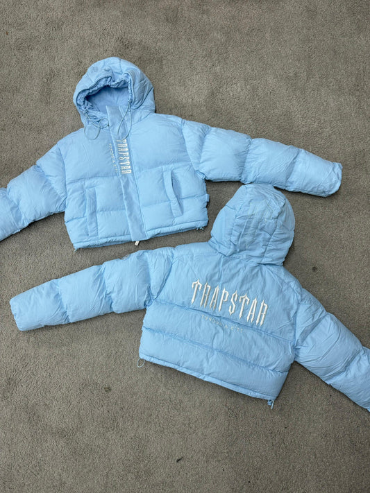 CHAQUETA TRAPSTAR azul claro logo blanco mujer