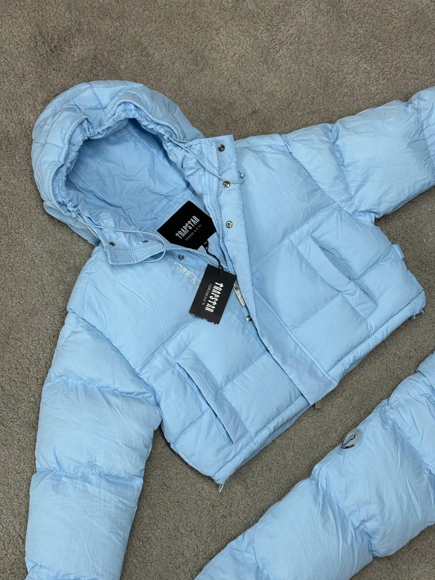 CHAQUETA TRAPSTAR azul claro logo blanco mujer