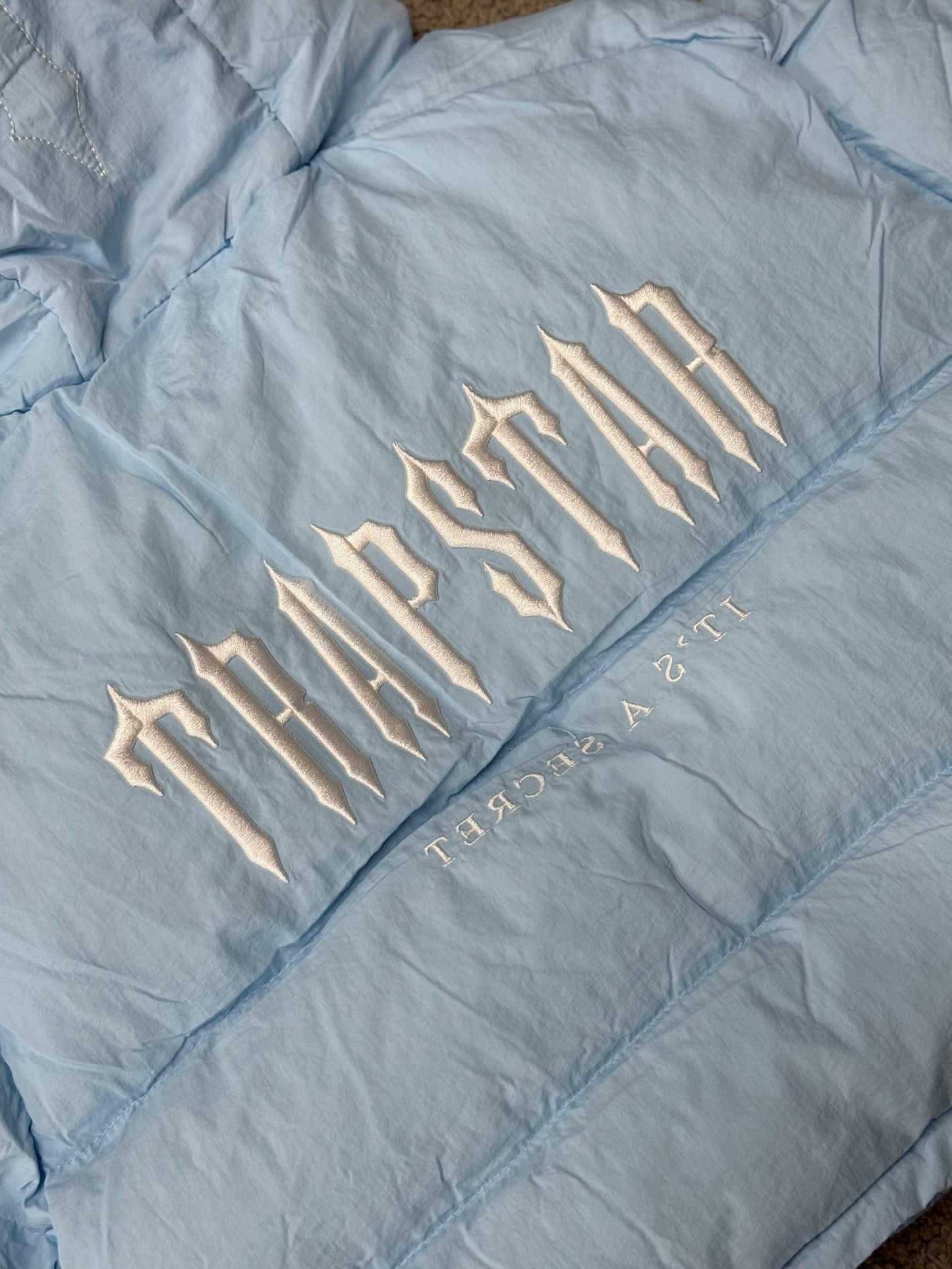 CHAQUETA TRAPSTAR azul claro logo blanco mujer