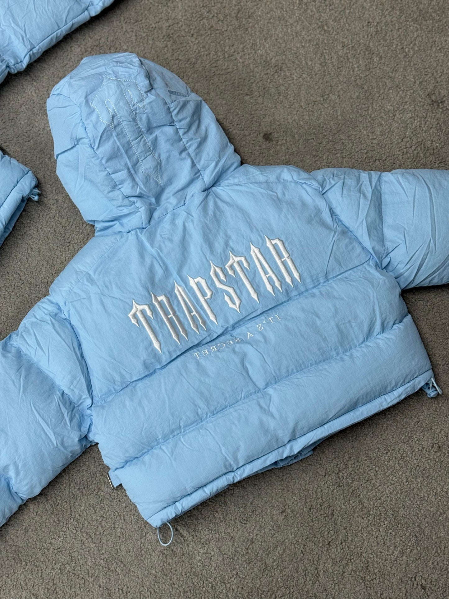 CHAQUETA TRAPSTAR azul claro logo blanco mujer