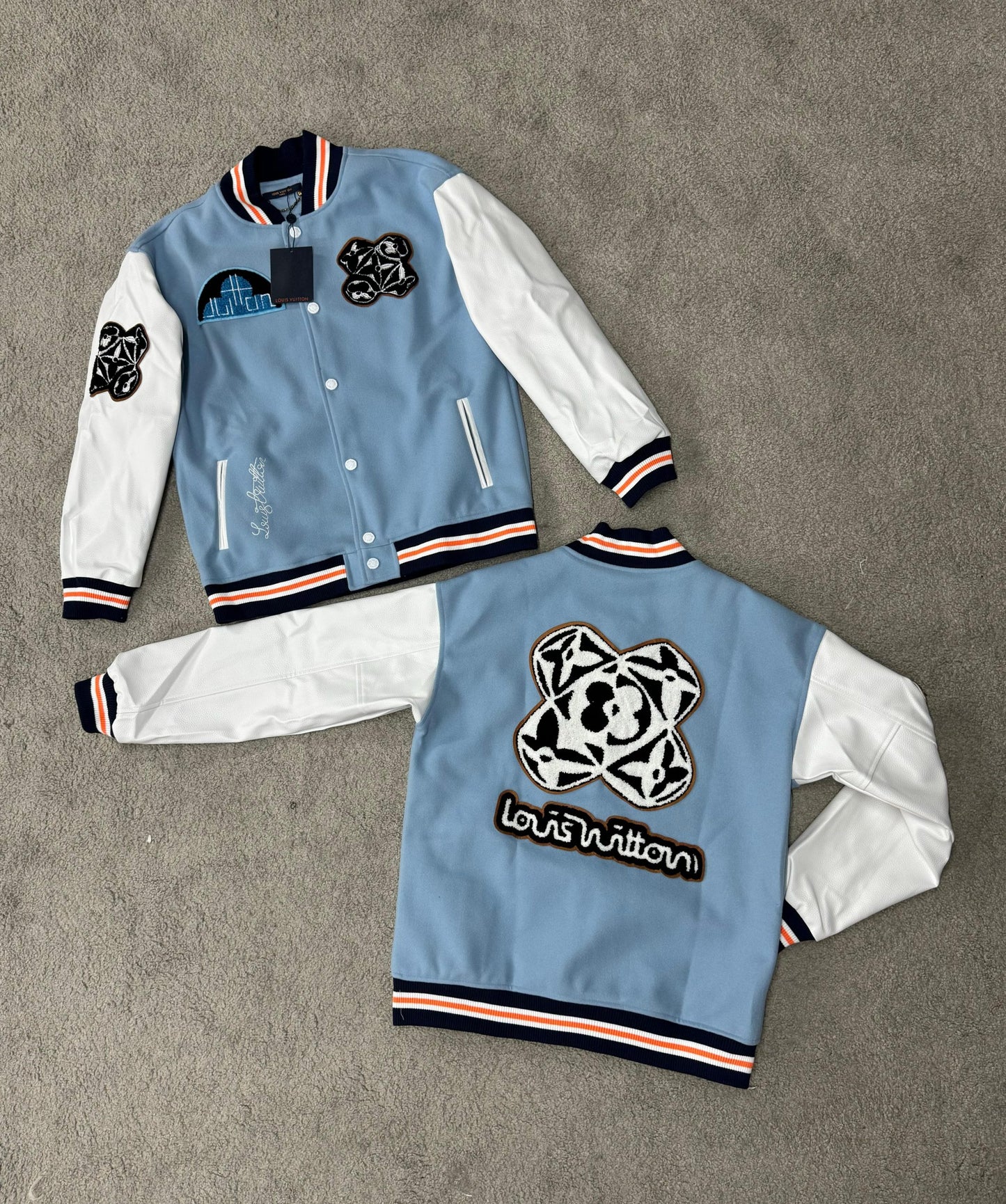 Chaqueta LV azul logo negro y blanco detalles blancos